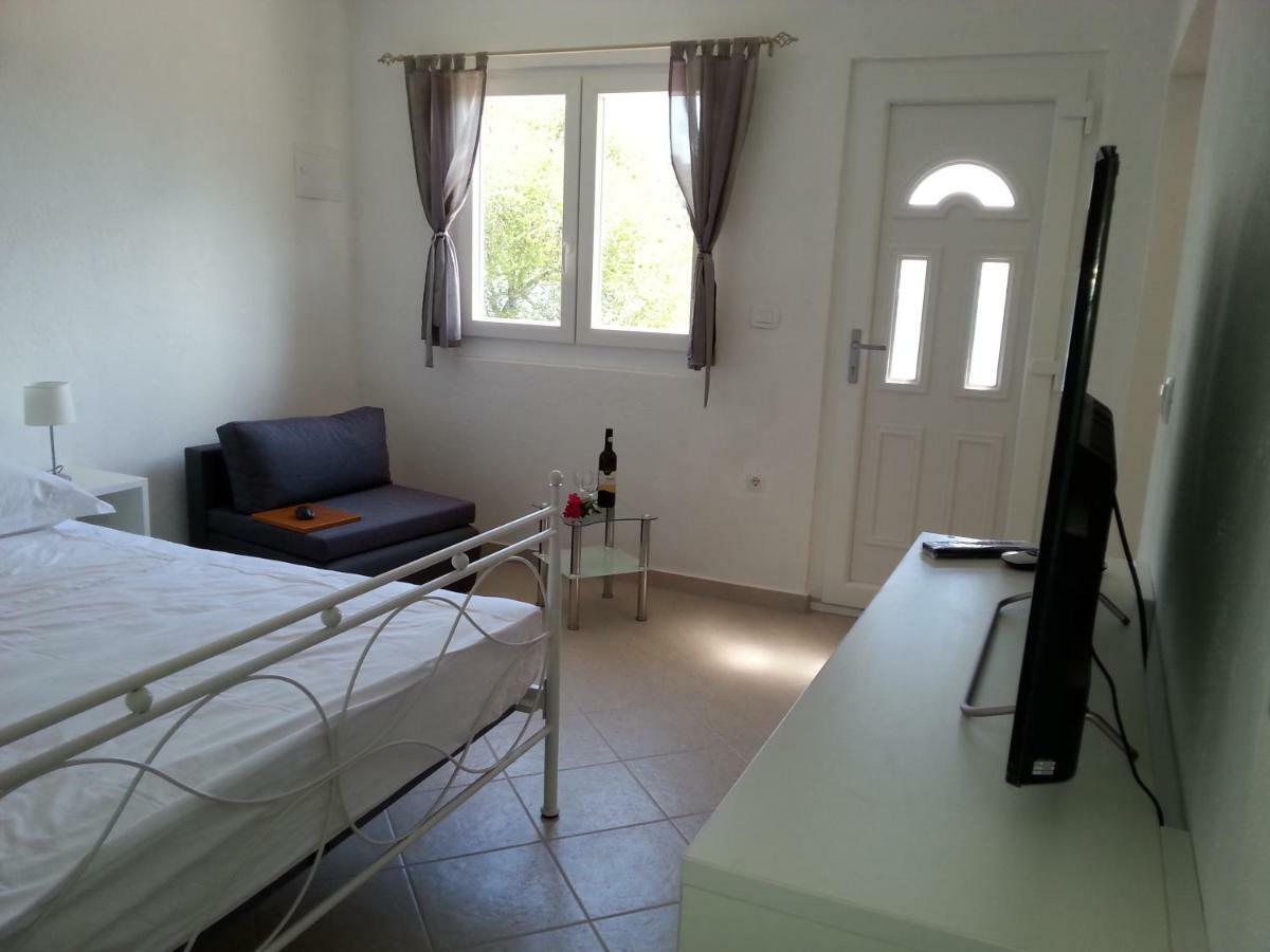 Studio Apartment Luce Marina Bagian luar foto