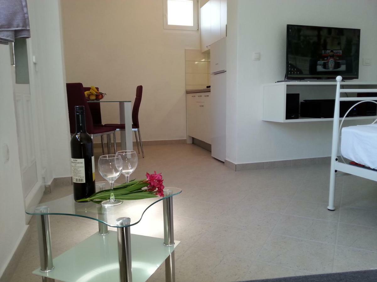 Studio Apartment Luce Marina Bagian luar foto