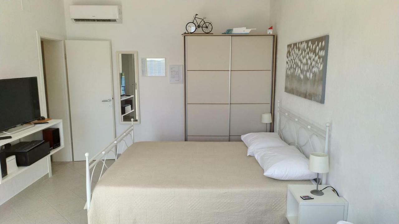 Studio Apartment Luce Marina Bagian luar foto