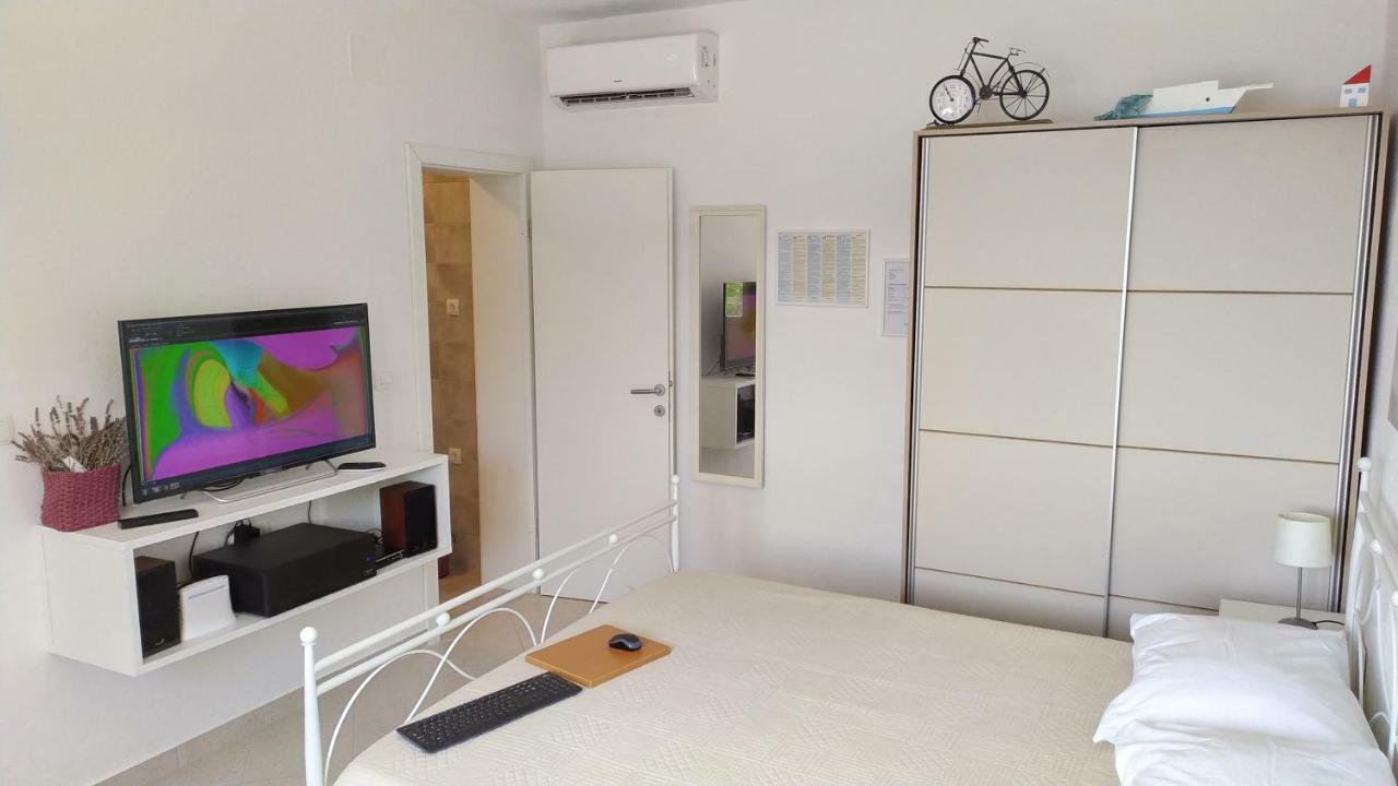 Studio Apartment Luce Marina Bagian luar foto