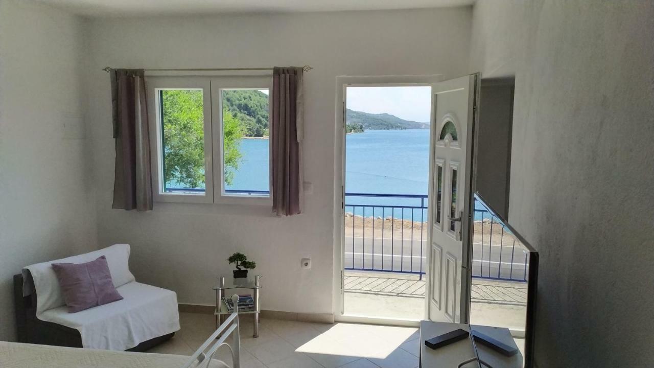 Studio Apartment Luce Marina Bagian luar foto