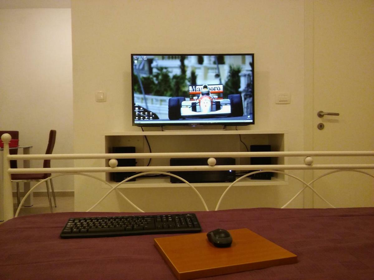 Studio Apartment Luce Marina Bagian luar foto